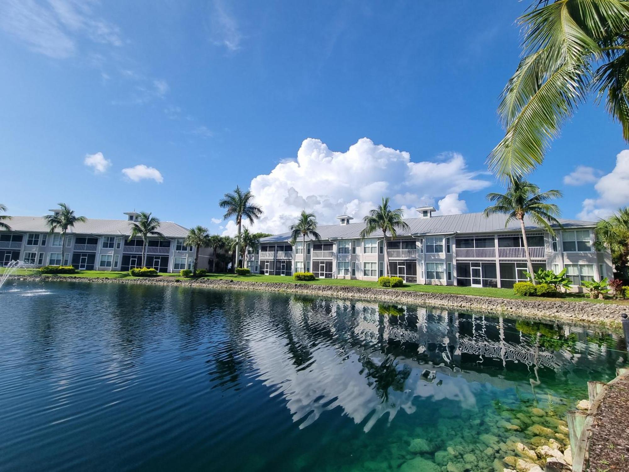 Stunning 2-Bedroom Plus Den Condo In Greenlinks Resort Нейплс Экстерьер фото