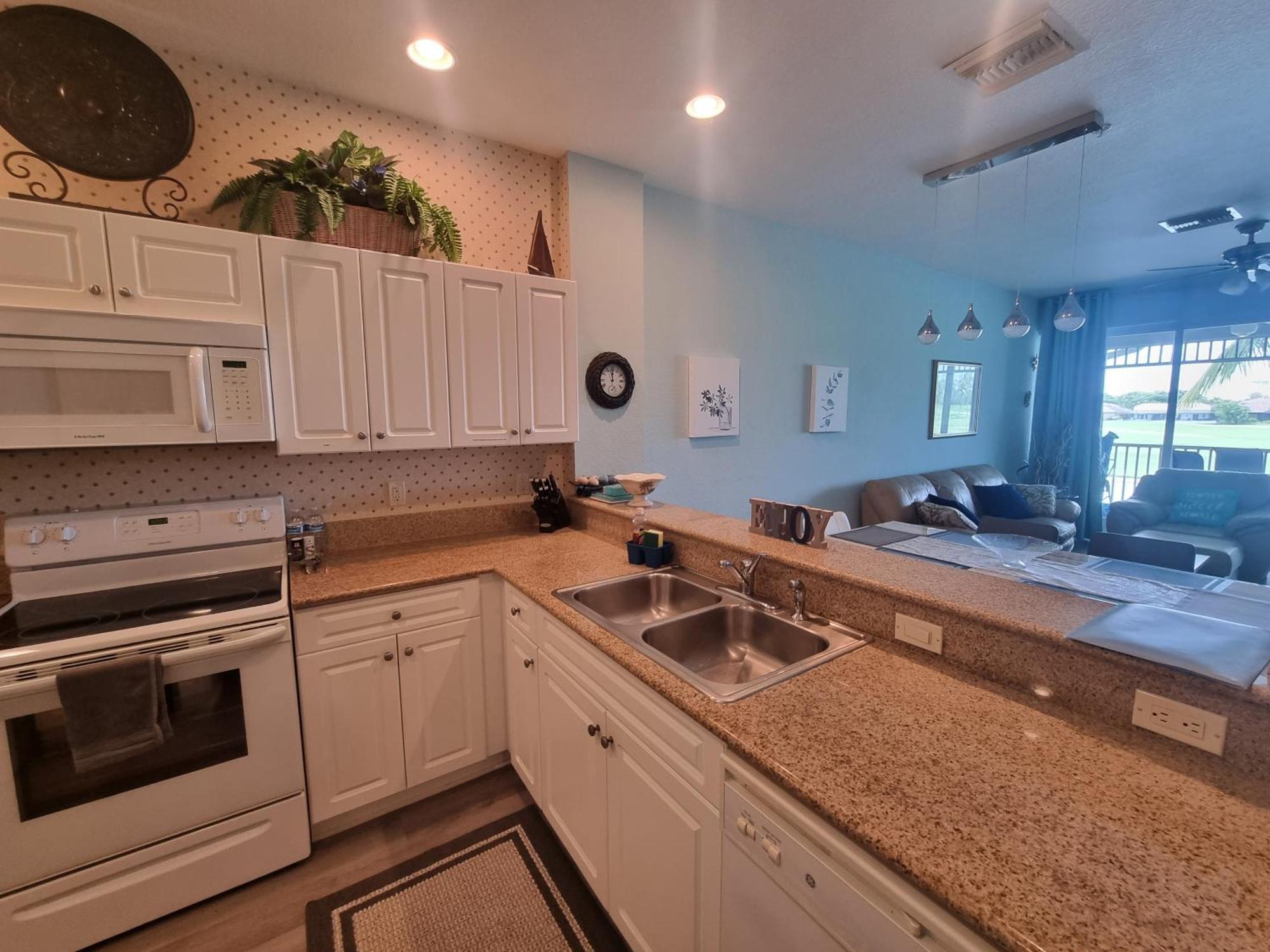 Stunning 2-Bedroom Plus Den Condo In Greenlinks Resort Нейплс Экстерьер фото