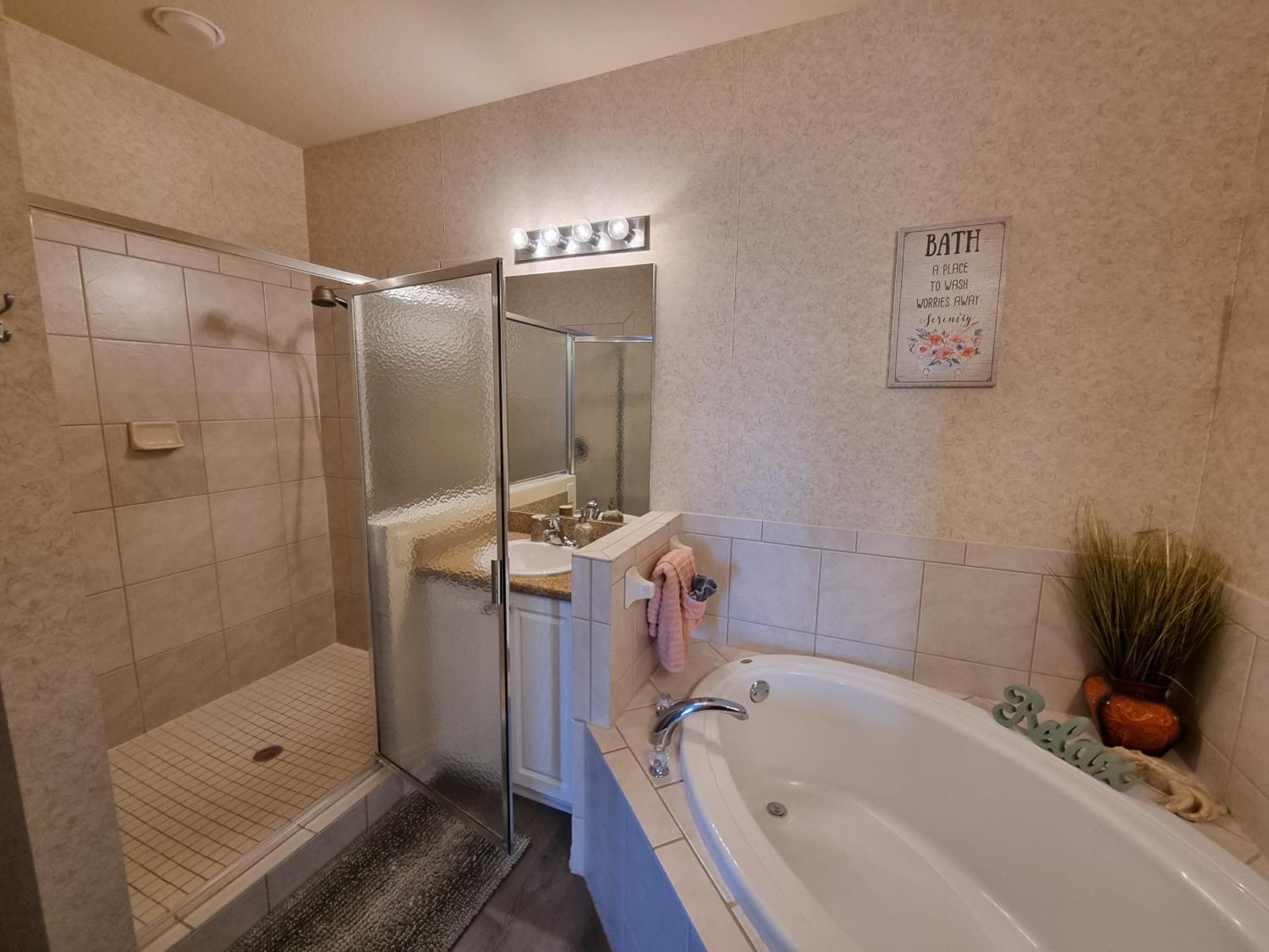 Stunning 2-Bedroom Plus Den Condo In Greenlinks Resort Нейплс Экстерьер фото