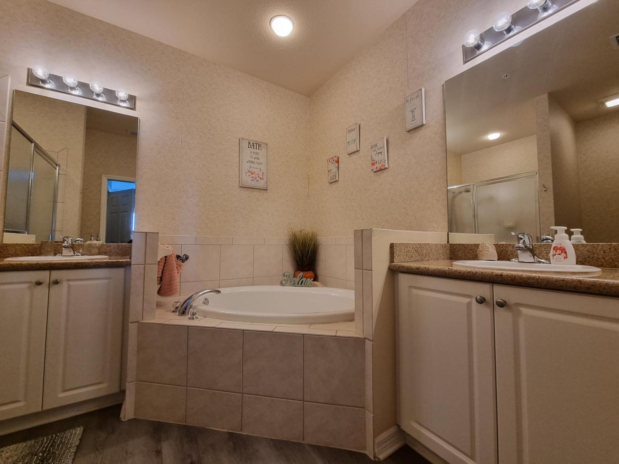 Stunning 2-Bedroom Plus Den Condo In Greenlinks Resort Нейплс Экстерьер фото